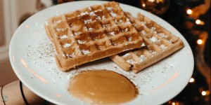 Beitragsbild des Blogbeitrags Rezept: leckere weihnachtliche, vegane Waffeln. 