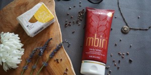 Beitragsbild des Blogbeitrags Mbiri – Natürliche Pflege mit namibischen Myrrhe