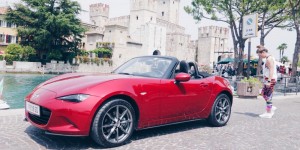 Beitragsbild des Blogbeitrags Sommergefühle in Italien mit Roadster, Yoga und Vino 