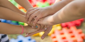 Beitragsbild des Blogbeitrags 10 Regeln, wie Teambuilding dazu beitragen kann, Familie und Beruf zu vereinbaren