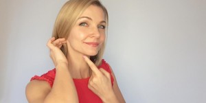Beitragsbild des Blogbeitrags Hängebäckchen loswerden, Kinnlinie definieren mit Gesichtsyoga 1/3 (+Video)