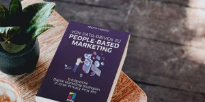 Beitragsbild des Blogbeitrags «Buchrezension» Von Data-driven zu People-based Marketing