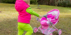 Beitragsbild des Blogbeitrags Tragetuch vs. Kinderwagen – Was ist besser für Mami und Baby? 