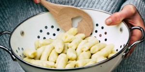 Beitragsbild des Blogbeitrags Schupfnudeln, Kartoffelnuderl oder doch Fingernudeln? Ein Rezept das jeder kennt und jedem schmeckt!