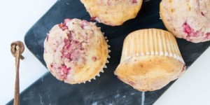 Beitragsbild des Blogbeitrags Erdbeer-Buttermilch Muffins | Jetzt wird es fruchtig! 