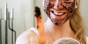 Beitragsbild des Blogbeitrags DIY Gesichtsmaske und Peeling mit Kaffeesatz | Naturkosmetik selber herstellen 