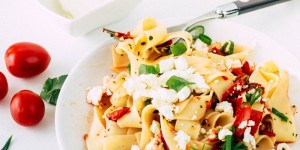 Beitragsbild des Blogbeitrags Schnelle Bandnudeln mit Ziegenkäse | Ein gesundes Ruck – Zuck Rezept