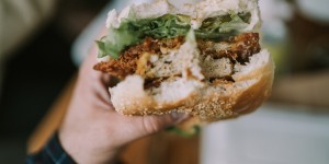 Beitragsbild des Blogbeitrags So isst du am Arbeitsplatz richtig!