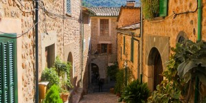 Beitragsbild des Blogbeitrags Mallorca: Spaziergang durch Fornalutx – das schönste Dorf Spaniens! 