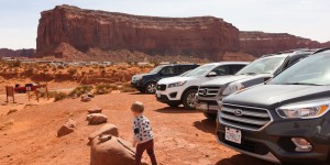 Beitragsbild des Blogbeitrags Lange Autofahrten mit Kleinkind – so gelingen sie! 