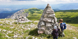 Beitragsbild des Blogbeitrags Schneeberg Plateauwanderung mit Kindern: Klosterwappen & Fischerhütte