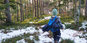Beitragsbild des Blogbeitrags 9 spannende Ideen für Winter Ausflüge mit Kindern in der Natur 