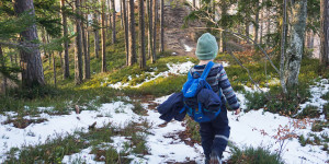 Beitragsbild des Blogbeitrags 9 spannende Ideen für Winter Ausflüge mit Kindern in der Natur