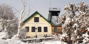 Beitragsbild des Blogbeitrags Pfaffstättner Kogel: Winterwanderung zur Rudolf-Proksch-Hütte & Einödhöhle