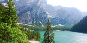 Beitragsbild des Blogbeitrags Pragser Wildsee Rundwanderung: Die “Perle der Dolomitenseen” 