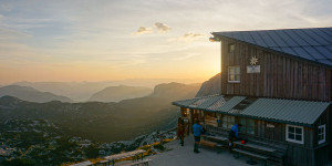 Beitragsbild des Blogbeitrags Dachstein Hüttenwanderung mit Kindern: Tag 1 – Krippenstein & Simonyhütte