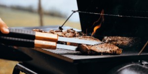 Beitragsbild des Blogbeitrags Gaumenschmaus am Grillbuffet: Süßliche Honig-BBQ-Sauce