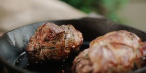 Beitragsbild des Blogbeitrags Zarter Rehbraten mit herrlichem Rotweinbratensaft