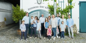Beitragsbild des Blogbeitrags Weingut Steininger – eine prickelnde Familie 