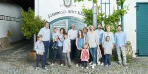 Beitragsbild des Blogbeitrags Weingut Steininger – eine prickelnde Familie