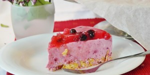 Beitragsbild des Blogbeitrags Süße Cremetorte mit saisonalen Holunderbeeren