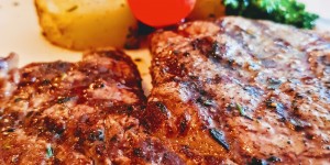 Beitragsbild des Blogbeitrags Saftiges Angus-Rind-Steak mit Backgemüse – für besondere Anlässe