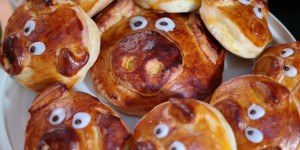 Beitragsbild des Blogbeitrags Rein ins neue Jahr mit originellen Silvester-Glücksschweinchen aus Hefeteig