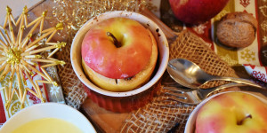 Beitragsbild des Blogbeitrags Schmackhafte Bratäpfel mit Vanillesoße