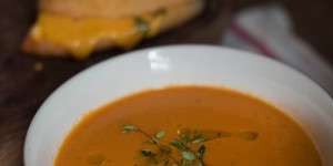 Beitragsbild des Blogbeitrags Gesunde Gemüsecremesuppe – warm und gschmackig durch den Winter
