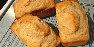 Beitragsbild des Blogbeitrags Gesundes Bananen-Karotten Brot