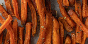 Beitragsbild des Blogbeitrags Schmackhafte Süßkartoffelpommes mit Erbsen-Dip