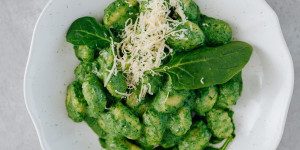 Beitragsbild des Blogbeitrags Italienischer Flair am Mittagstisch: Selbstgemachte Spinatgnocchi