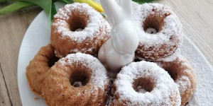 Beitragsbild des Blogbeitrags Kleine vegane Apfel-Birnen Gugelhüpfchen mit Zimt