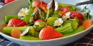 Beitragsbild des Blogbeitrags Spargelsaison eröffnet! Spargel-Erdbeer Salat nach Frühlingsart
