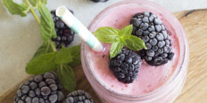 Beitragsbild des Blogbeitrags Belebend eisiger Rhabarber Smoothie 