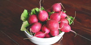 Beitragsbild des Blogbeitrags Knusprig-gesunde Radieschenchips