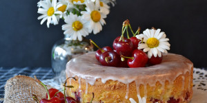 Beitragsbild des Blogbeitrags Leichter Kirschkuchen für heiße Sommerabende