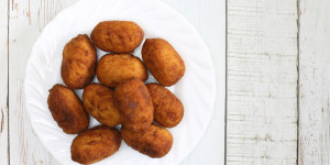 Beitragsbild des Blogbeitrags Einmal zum Dippen: Vegane Brokkoli Kroketten mit Kräuterdip
