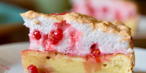 Beitragsbild des Blogbeitrags Sauer macht lustig: Ribiselkuchen mit Schneehaube