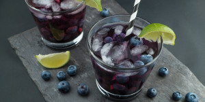 Beitragsbild des Blogbeitrags Heidelbeer-Gin Fizz – wie ein lauer Sommerabend