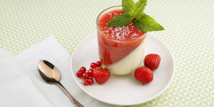 Beitragsbild des Blogbeitrags Beeren Panna Cotta in Schieflage: Der Hingucker des Abends