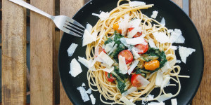 Beitragsbild des Blogbeitrags Schnelle Spaghetti mit Honig-Ofentomaten 