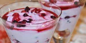 Beitragsbild des Blogbeitrags Einfache Topfencreme mit Erdbeeren