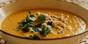 Beitragsbild des Blogbeitrags Kürbis-Kokos-Suppe – wenn die Saison am Teller leuchtet!