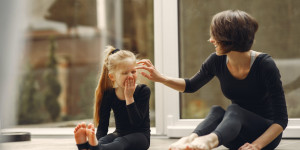 Beitragsbild des Blogbeitrags Mutter-Kind Yogaübungen für Zuhause 