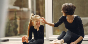 Beitragsbild des Blogbeitrags Mutter-Kind Yogaübungen für Zuhause