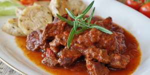 Beitragsbild des Blogbeitrags Saftiges Gulasch wie von Oma