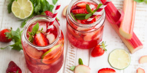 Beitragsbild des Blogbeitrags Frische Rhabarber – Limonade in 5 Minuten