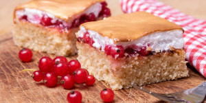 Beitragsbild des Blogbeitrags Ribiselschaumkuchen – fruchtig & süß!