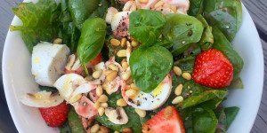 Beitragsbild des Blogbeitrags Luftig leicht & saisonal durch den Sommer: Ziegenkäse-Erdbeer-Salat 